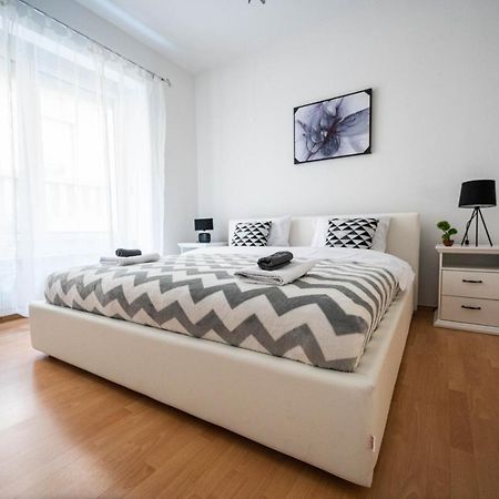 Bright And Modern 1Bdr Apartment In The Center 塞拉耶佛 外观 照片