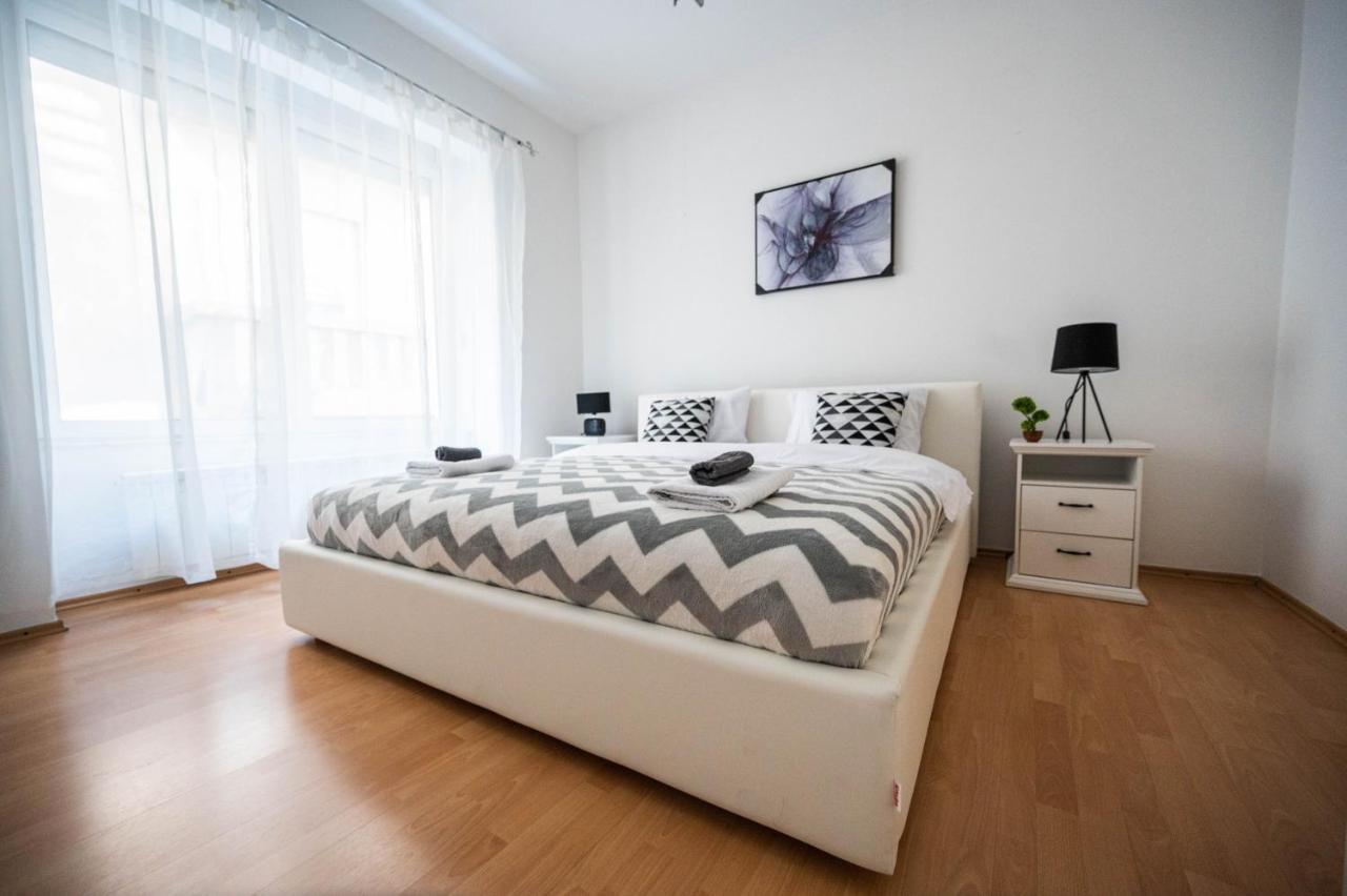 Bright And Modern 1Bdr Apartment In The Center 塞拉耶佛 外观 照片